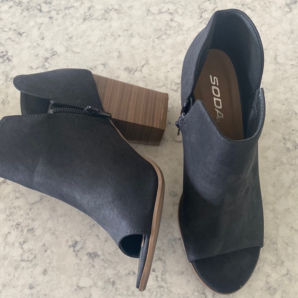 Black heel bootie, open toe, zip side, size 8,5